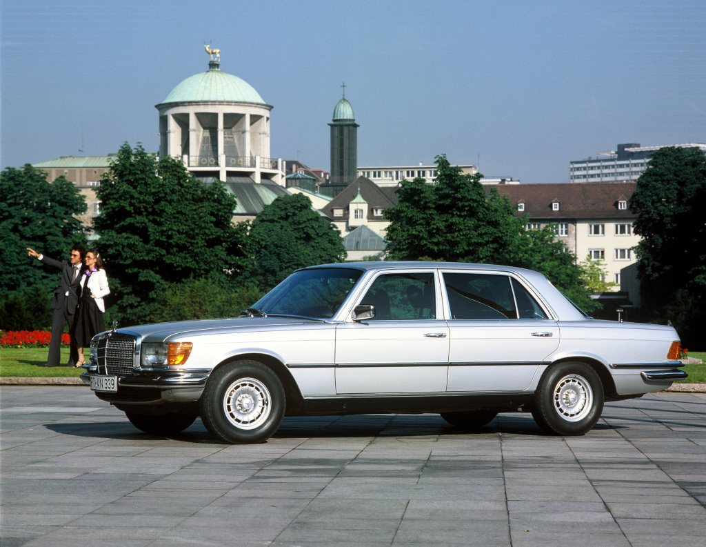 Der Mercedes-Benz 450 SEL 6.9 wurde 1975 zum neuen Topmodell der S-Klasse. Neben dem 6,9-Liter-V8 waren vor allem die hydropneumatische Federung und der Ausstattungsumfang bemerkenswert. 

The Mercedes-Benz 450 SEL 6.9 became the new, top-of-the-line S-Class in 1975. Besides the 6.9-litre V8 engine, it stood out for its hydropneumatic suspension and extensive range of equipment.