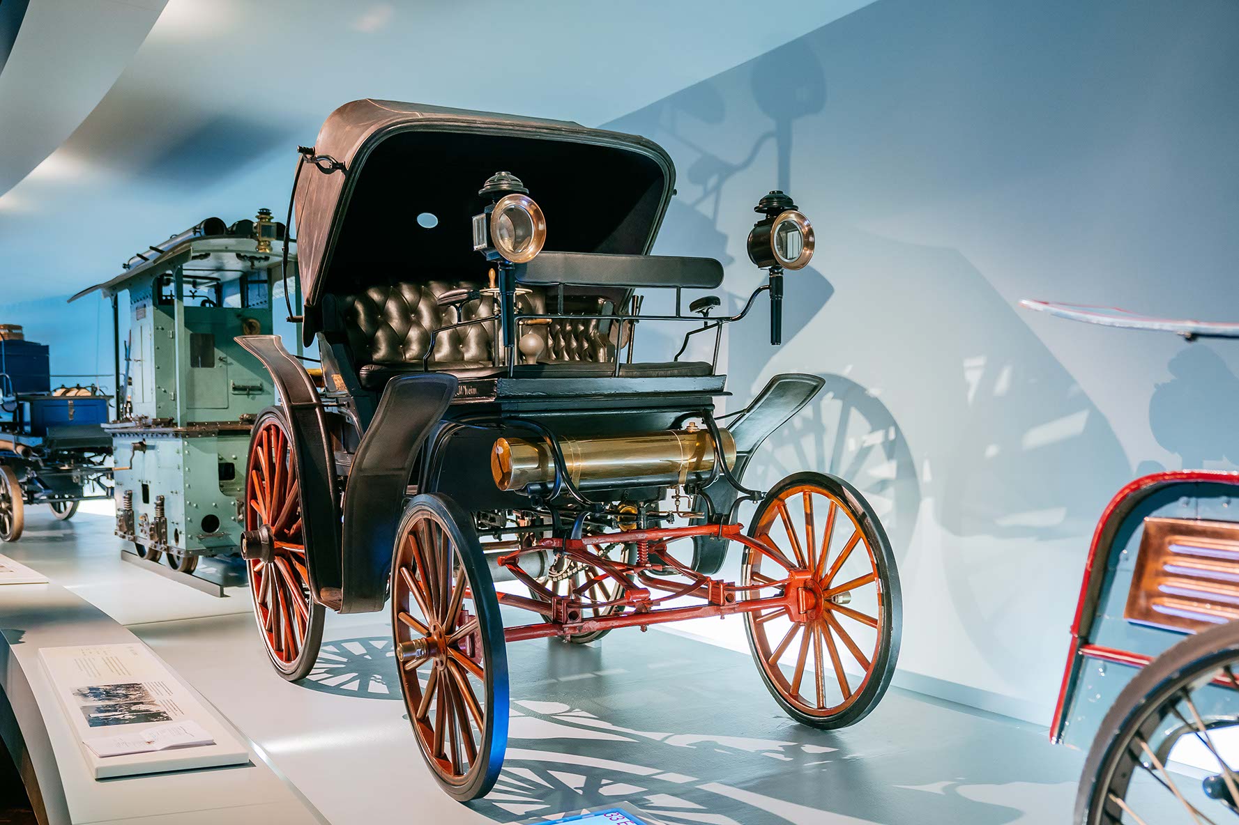 Mercedes-Benz Museum, Raum Mythos 1: Pioniere – Die Erfindung des Automobils. Benz Victoria von 1893. Gesamtansicht von rechts vorn. (Fotosignatur der Mercedes-Benz Classic Archive: D830118)