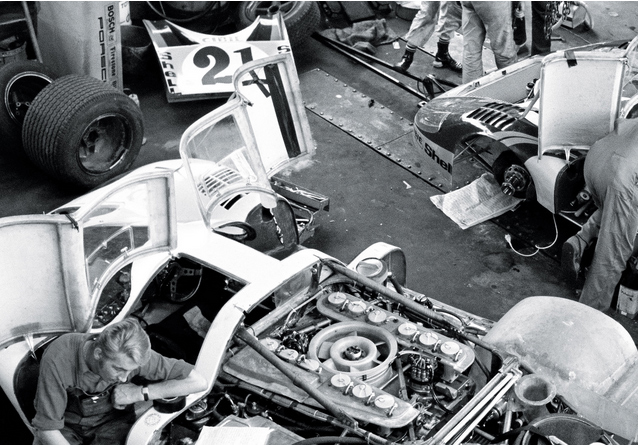 Strengste Geheimhaltung ist geboten, als Porsche die Turbotechnologie für den Rennsport erforscht. Die Revolution im Motorenbau sichert Rennsiege in den 1970er-Jahren. Und weist den Weg für den späteren Einsatz in der Serie.